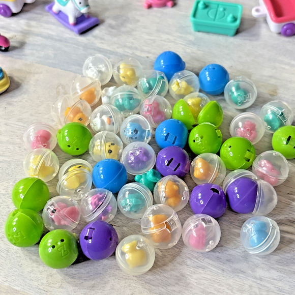 Squinkies Lot w/ Squinkiesville Clubhouse, Cupcake Playset, Cars, Figures & Caps - Picture 5 of 6